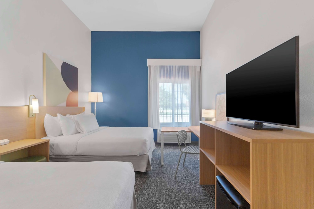 Room, 2 Queen Beds, Accessible, Bathtub (Mobility) - Photo 2