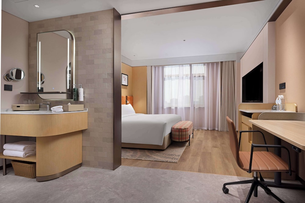 Room, 1 King Bed thumbnail 5
