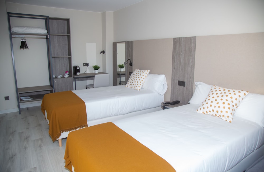 Room - Photo 2