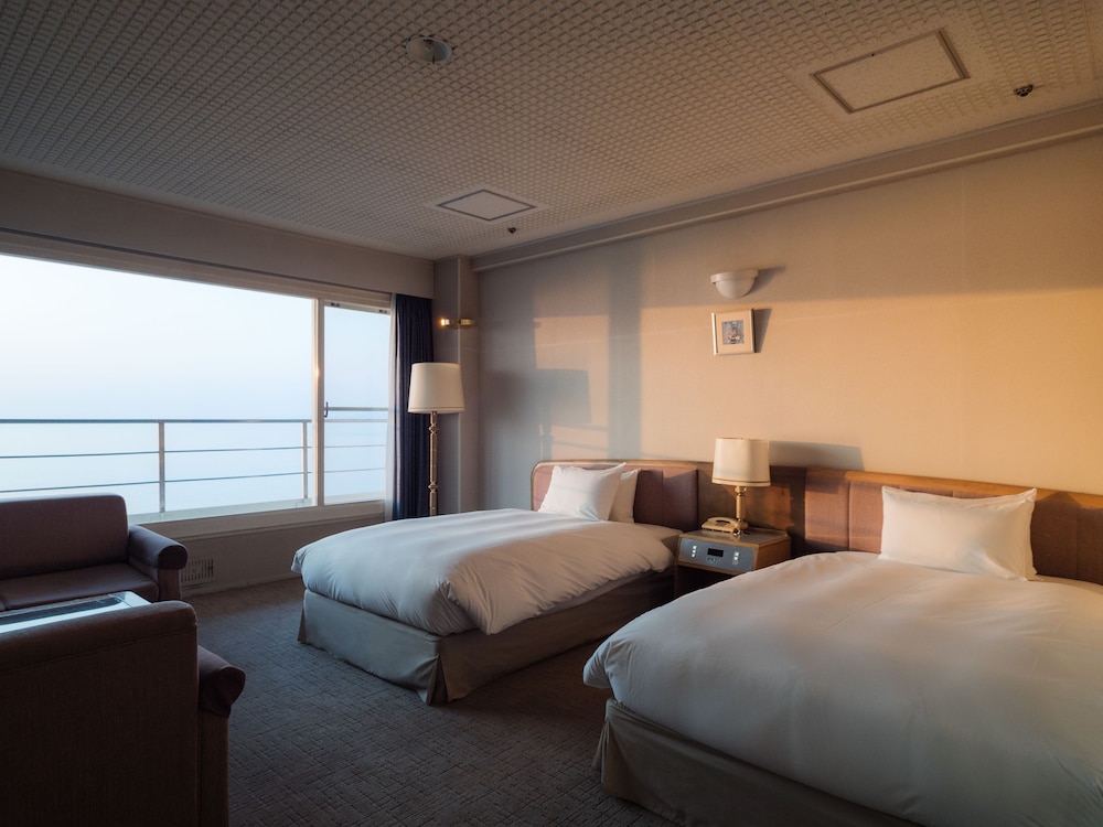 Moderate Twin Room with Shower Booth, Smoking,Ocean View - 40sqm, Up to 3 Guests - Photo 1