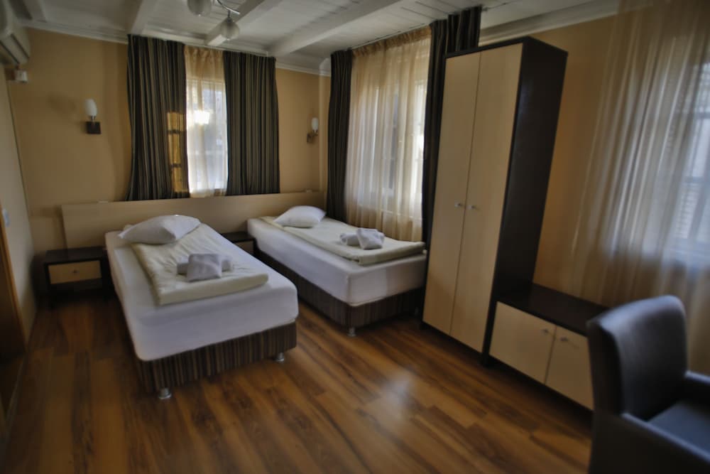 Double or Twin Room - Photo 9