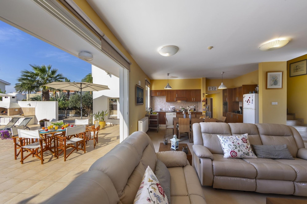 Villa photo 2