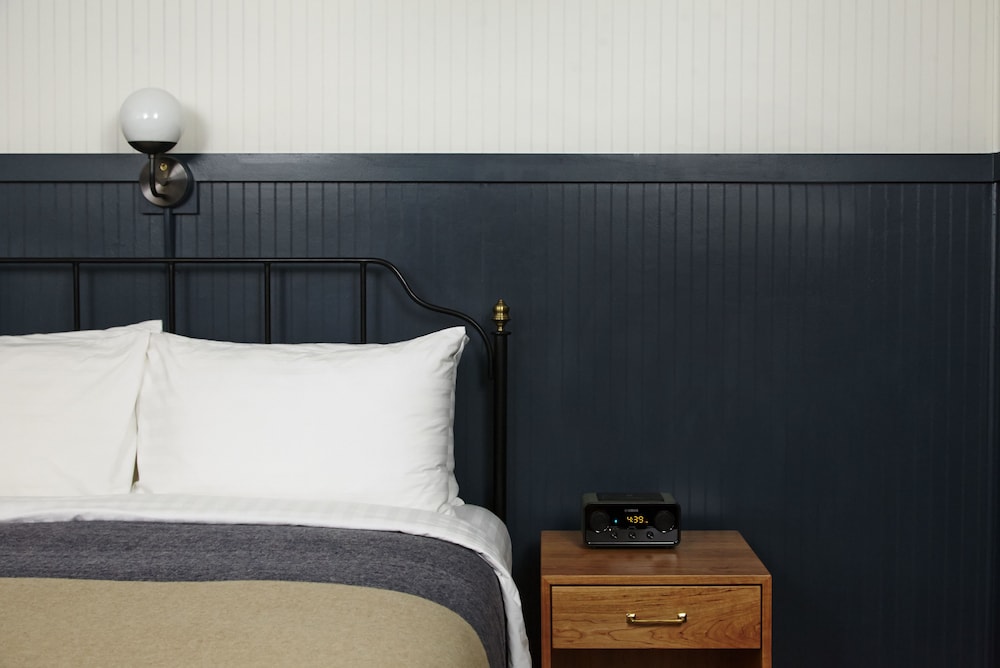 Deluxe Room, 1 King Bed, Accessible - Photo 2