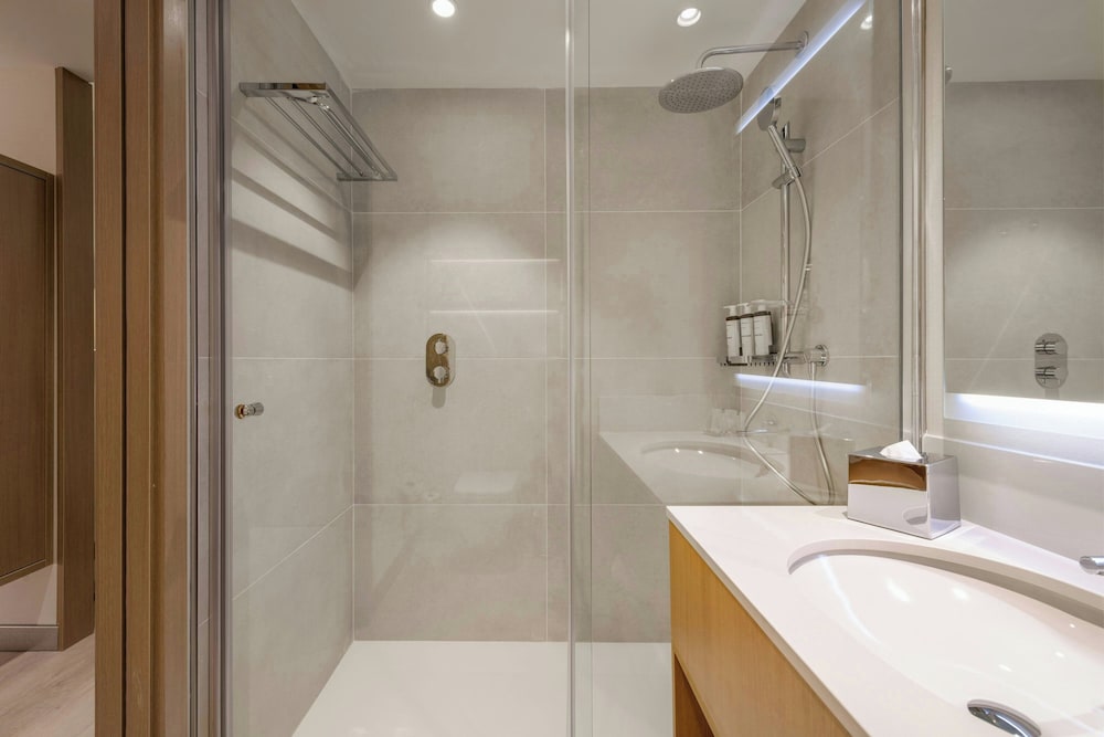 Room, 2 Twin Beds, City View - Photo 6