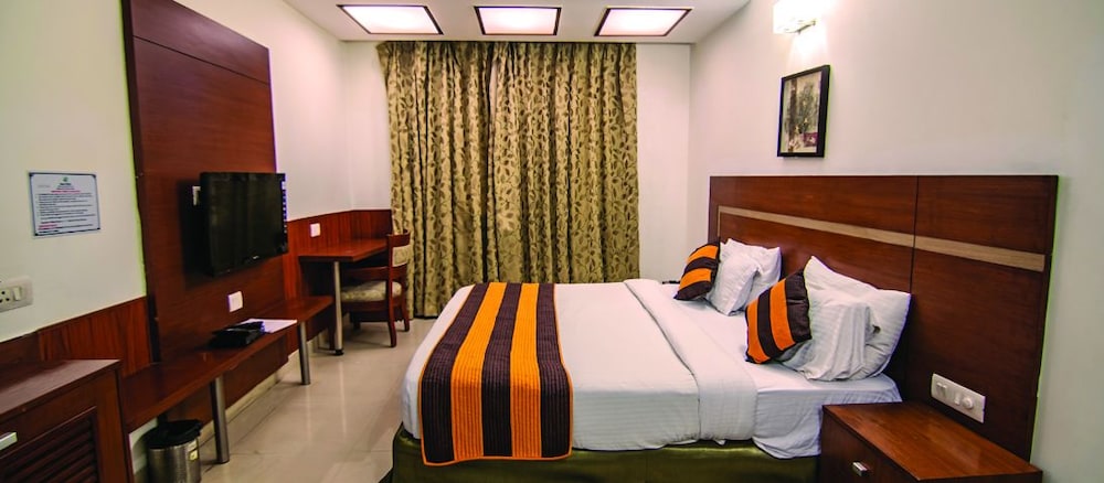Deluxe Double Room, 1 King Bed, Smoking, City View