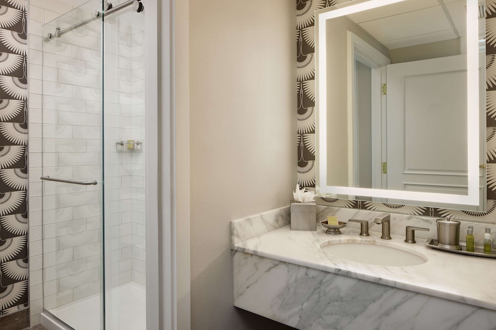 Suite, 1 Bedroom, Lake View - Photo 4