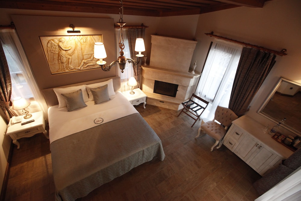 Presidential Suite, Jetted Tub, Garden View
