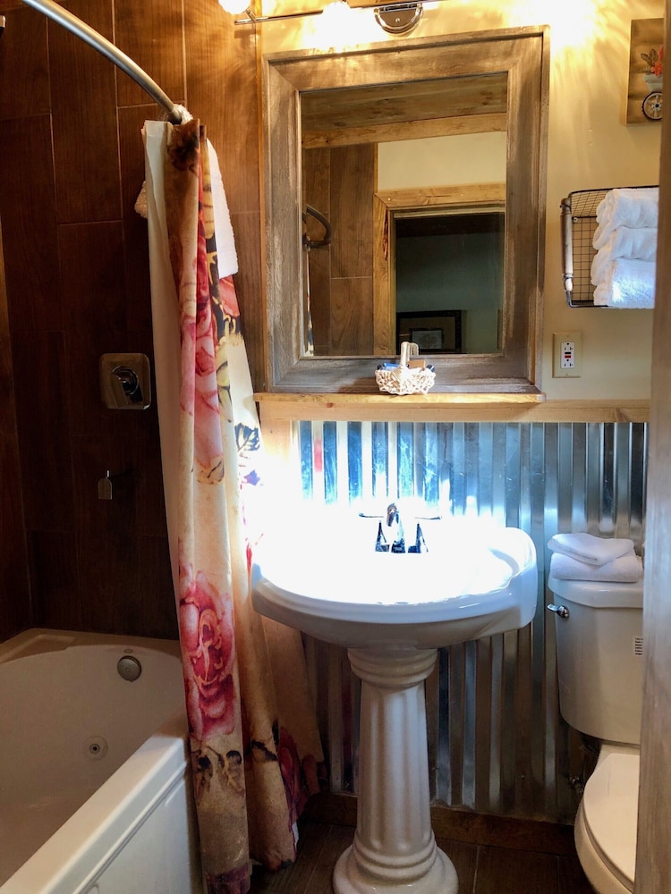 Deluxe Single Room, 1 King Bed, Mountain View photo 2