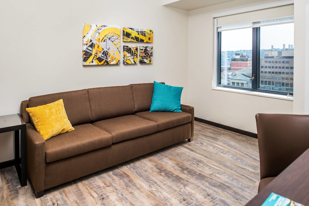 Suite, 2 Bedrooms (Mobility/Hearing Access, Roll-In Shwr) photo 2