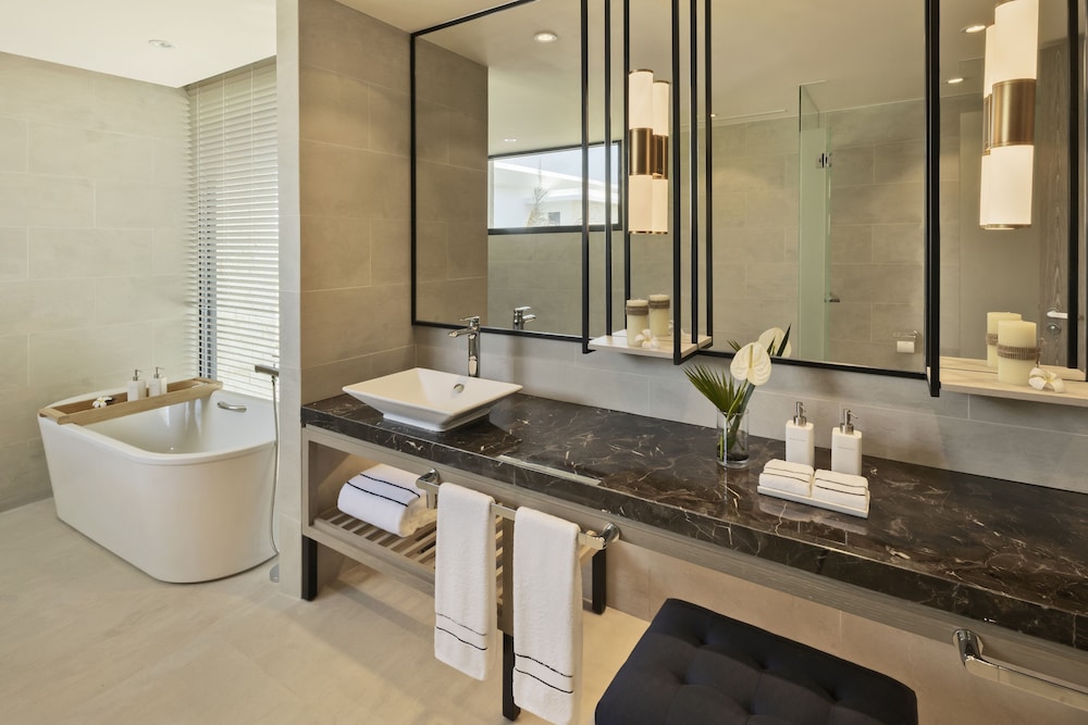 The Level 3-Bedroom Lakefront Pool Villa - Photo 6