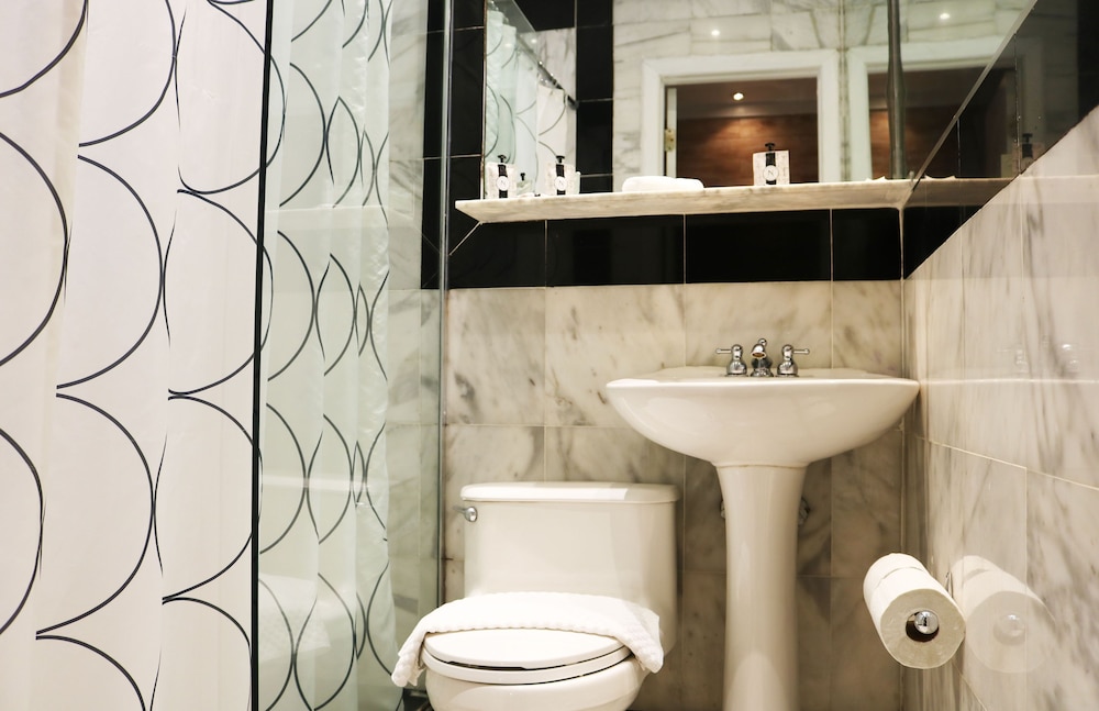 Standard Queen Room - Photo 6