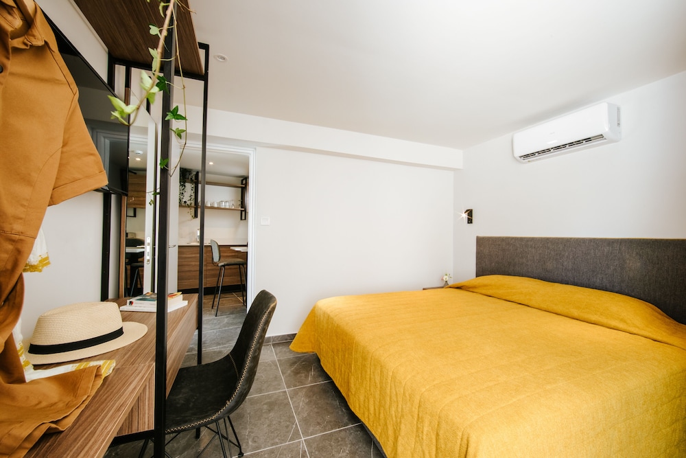 Deluxe Suite - Photo 7