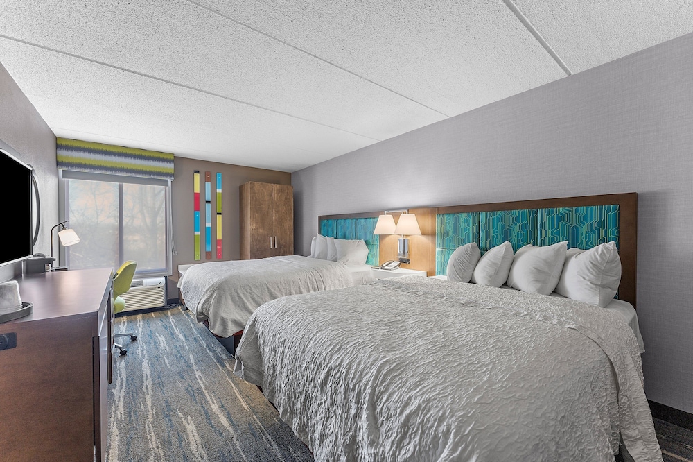 Room, 2 Queen Beds, Refrigerator & Microwave - Photo 3