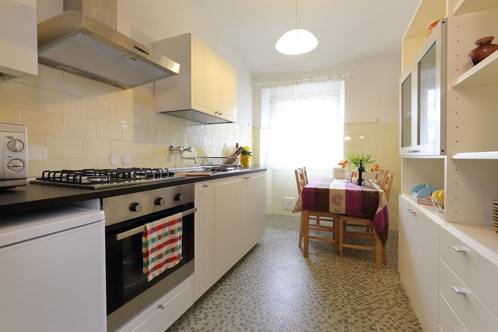 Classic Apartment, 1 Queen Bed with Sofa bed, Non Smoking, Kitchen photo 2