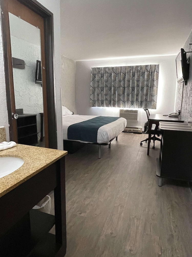 Deluxe Suite, 1 King Bed, Non Smoking, Hot Tub photo 3