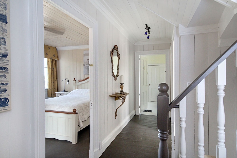 Room, 1 Queen Bed, Shared Bathroom, River View photo 3