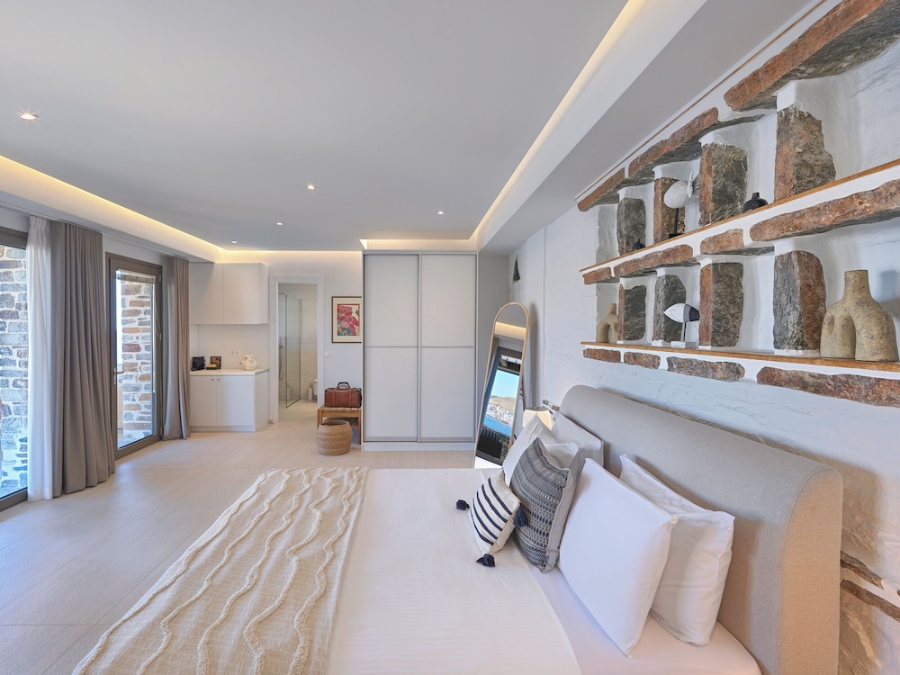 King Suite with Sea View and Hot Tub photo 3