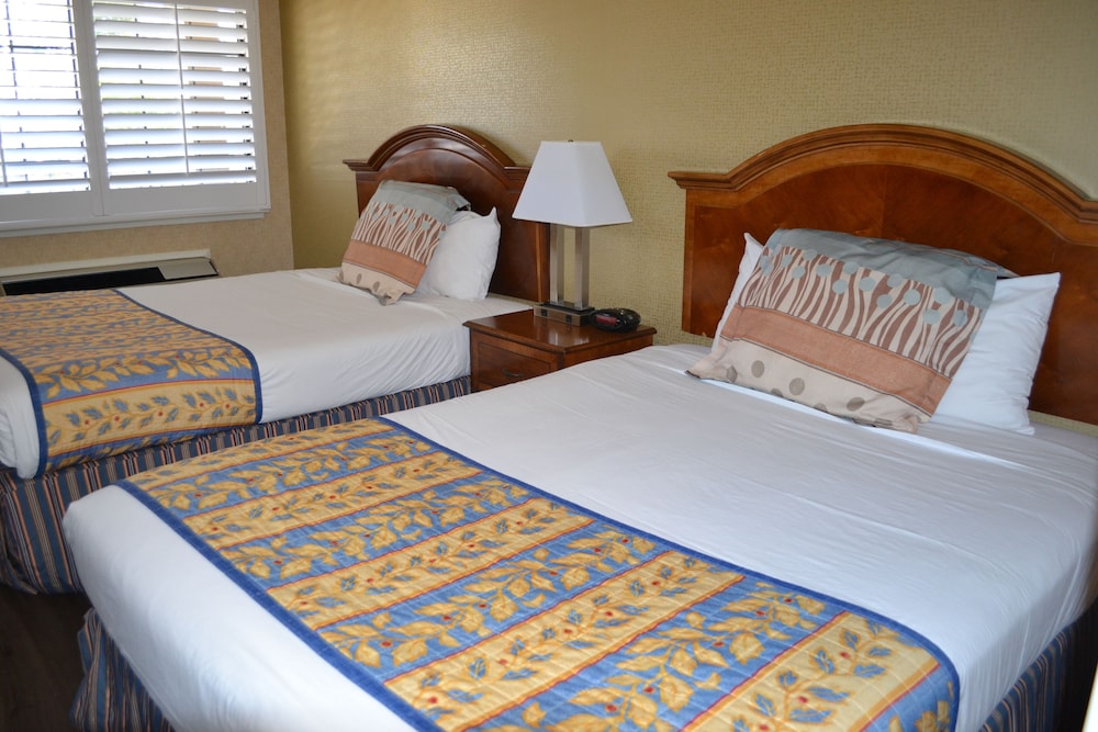 Room, 2 Queen Beds photo 2