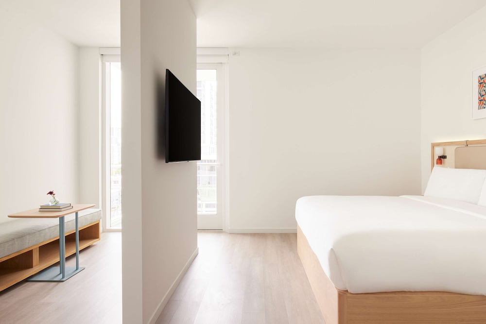 Room, 1 King Bed, Mobility Accessible, Balcony
