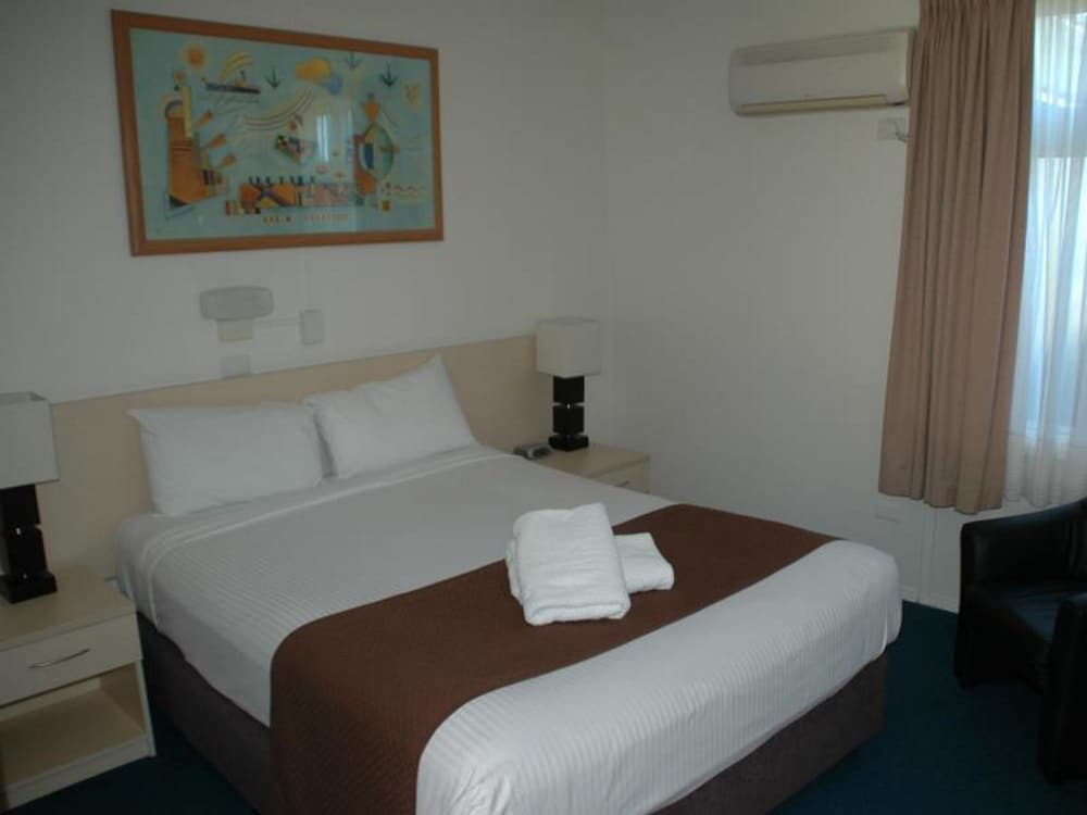 Standard Room, 1 Queen Bed photo 2