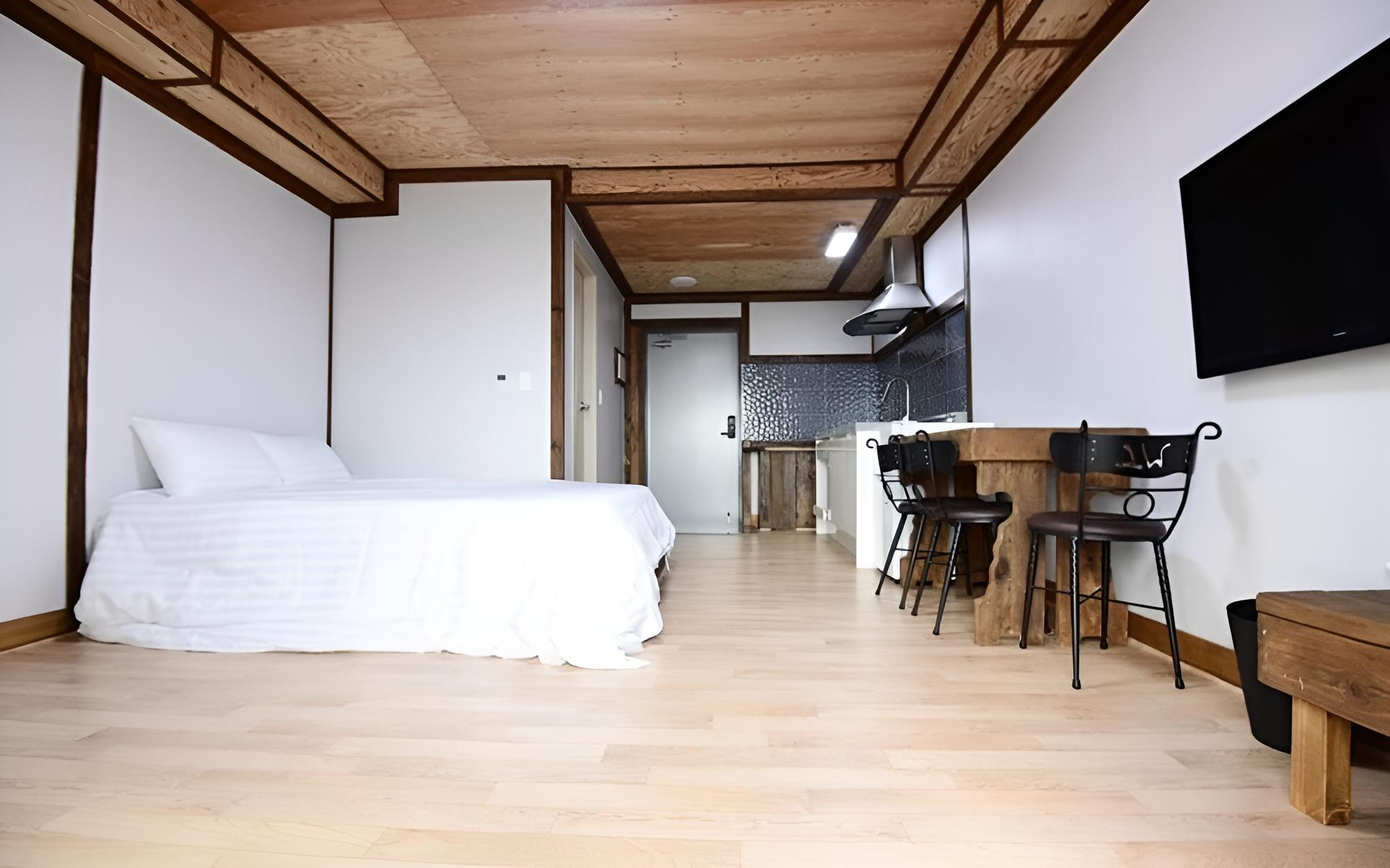 Room (No 202) photo 1