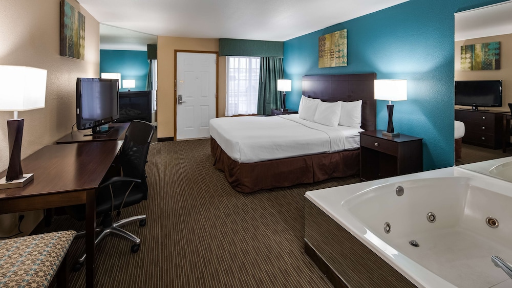 Standard Room, 1 King Bed, Non Smoking, Jetted Tub - Photo 1