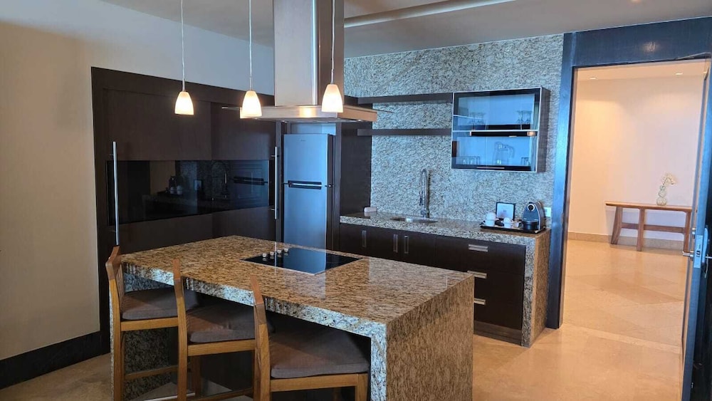 Luxury Suite, Private Pool, Beach View photo 2