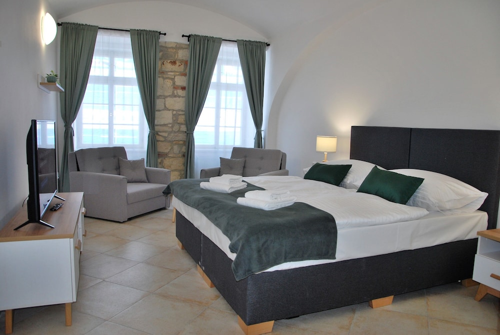 City Apartment, 1 King Bed with Sofa bed, Ground Floor