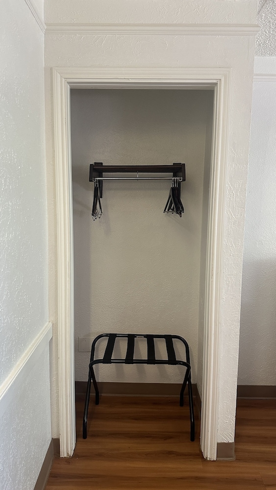 Standard Room, 1 Queen Bed, Non Smoking - Photo 7