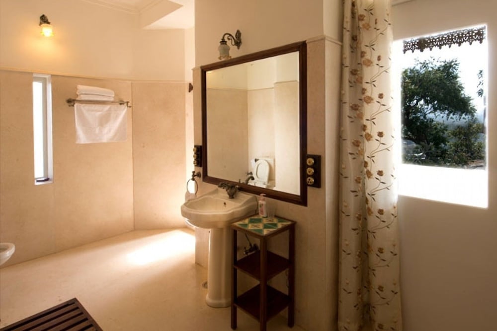 Comfort Suite, 1 King Bed photo 3