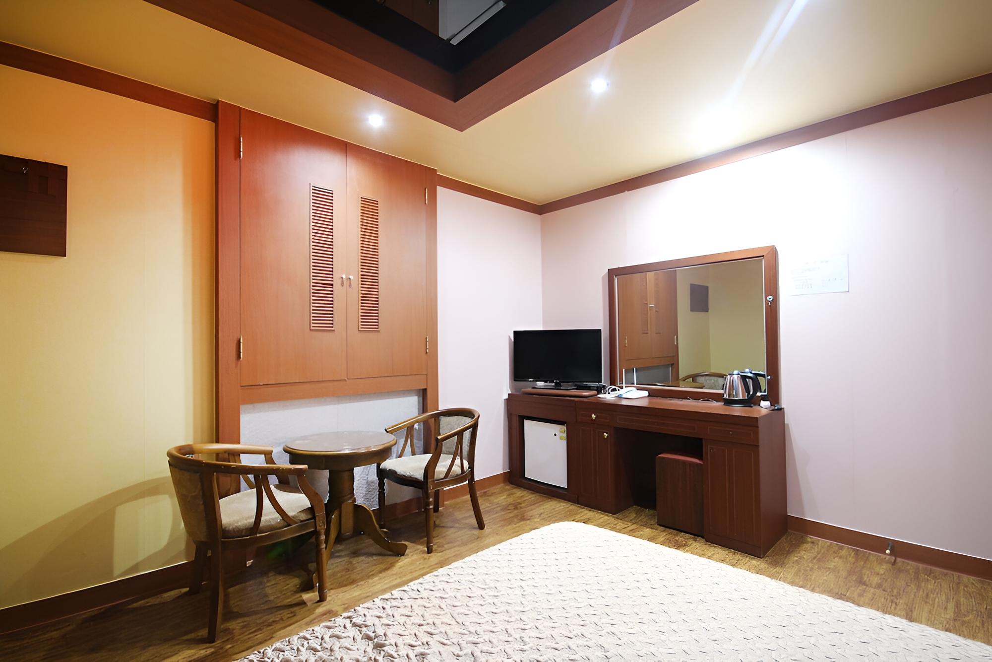 Room (Standard Room) - Photo 1