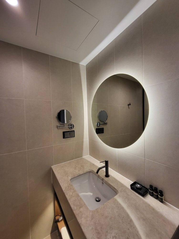 Deluxe Twin Room (Extra person fee applies for 3rd guest) photo 3