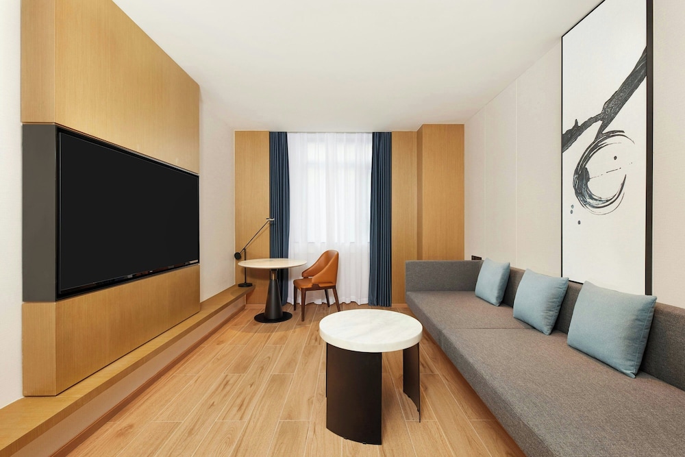 Suite, 1 King Bed, City View photo 3