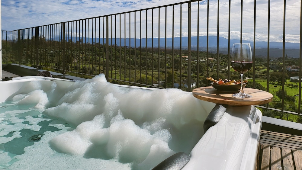 Suite with Balcony and Exterior jetted tub with Mountain View, photo 6