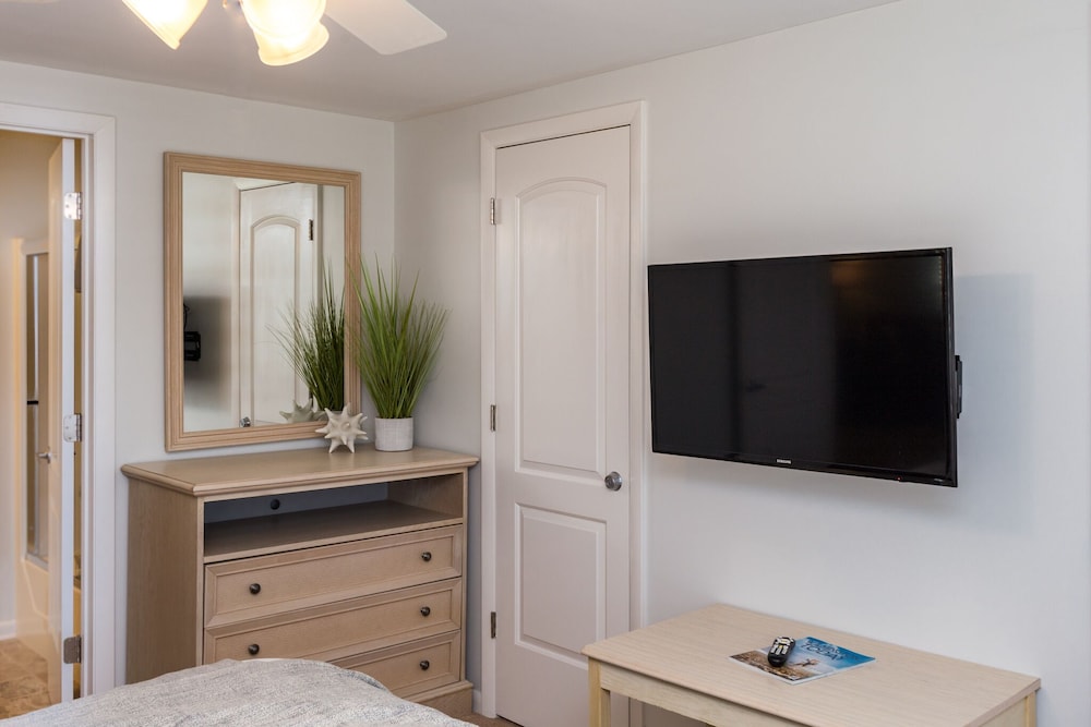 Suite, 1 Bedroom, Pool View photo 2