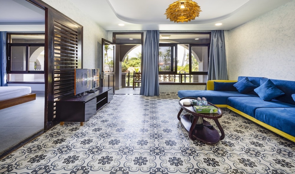 Family Room, 2 Bedrooms, Garden View - Photo 2