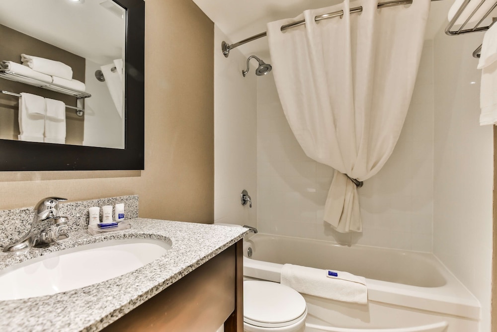 Suite, 1 Queen Bed, Non Smoking, Refrigerator - Photo 3