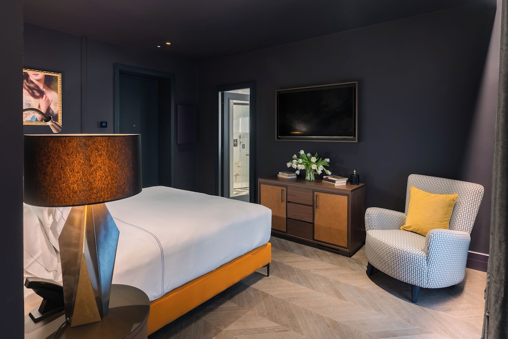 Deluxe Room thumbnail 5