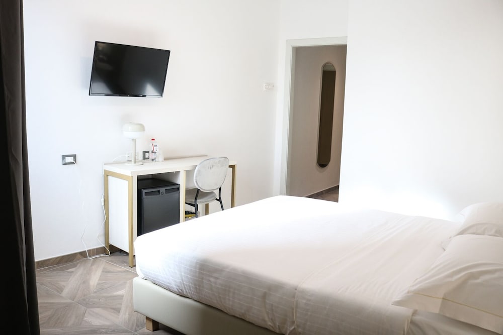 Standard Double Room - Photo 7