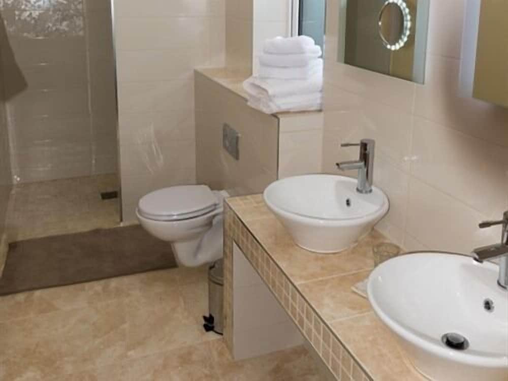 Luxury Double Room, 1 King Bed, Ensuite, Garden View (Carnteel Room) photo 3