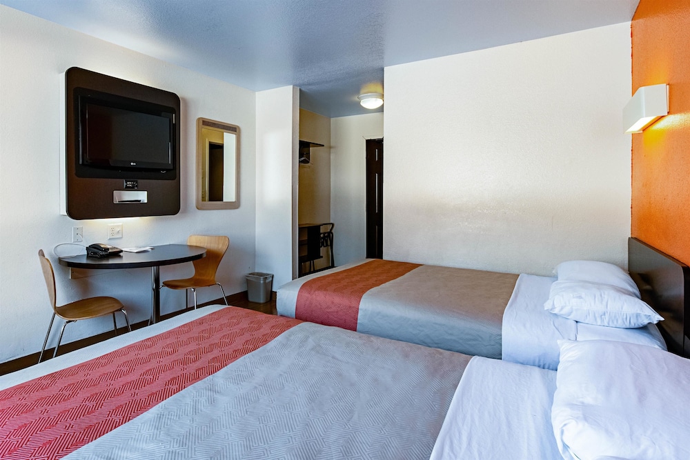 Standard Room, 2 Double Beds, Smoking photo 3