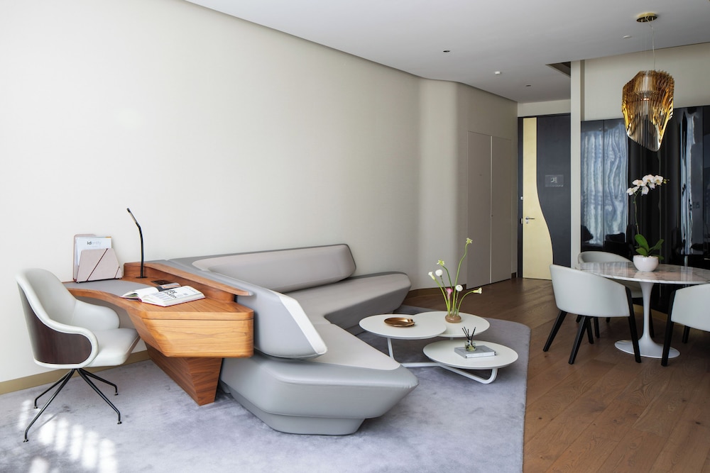 Beyond ME + Suite with Burj Khalifa View and Jacuzzi