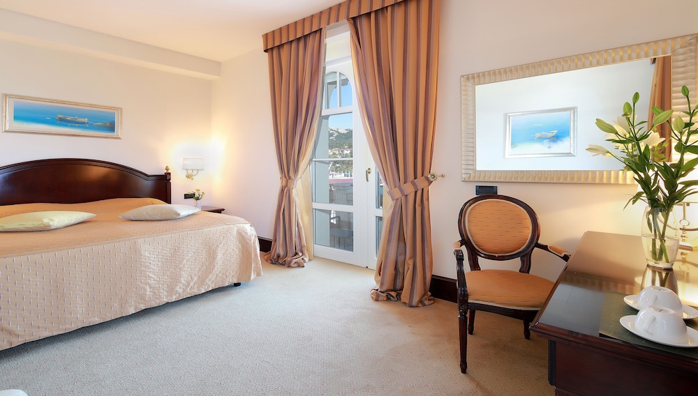 Family Room, 1 King Bed with Sofa bed, Balcony, Sea View photo 2