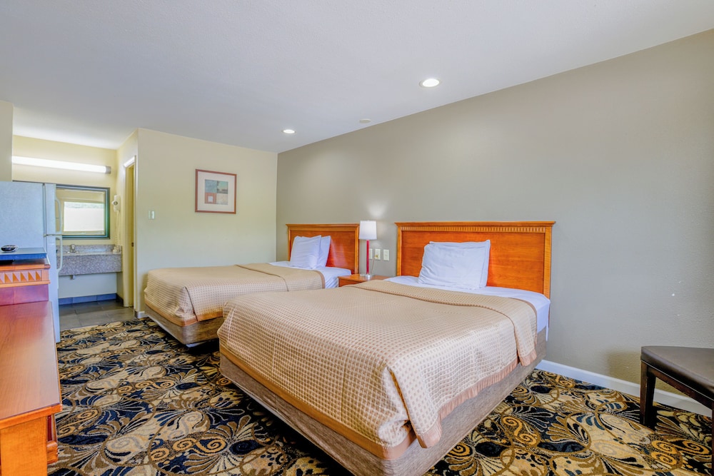 Room, 2 Queen Beds, Smoking photo 1