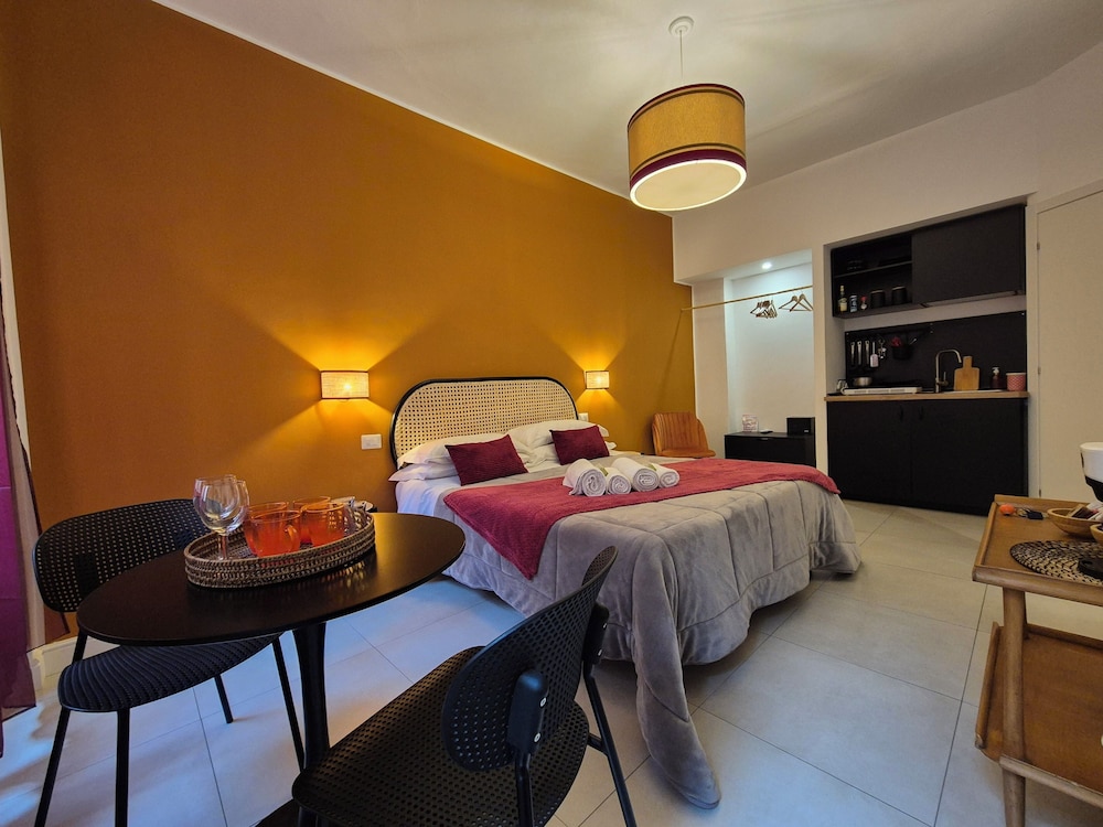 Comfort Room, Courtyard View