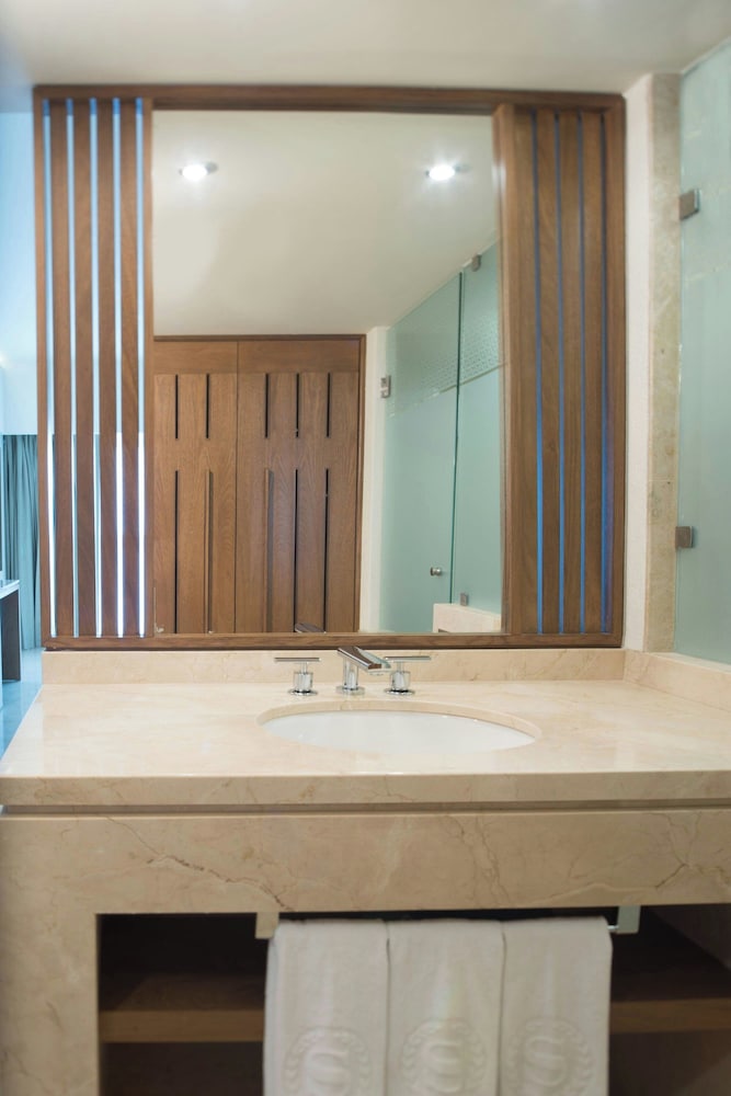 Deluxe Room, 1 King Bed, Ocean View - Photo 4
