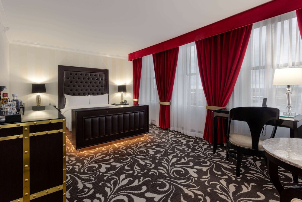 Deluxe Room, 1 King Bed, Non Smoking - Photo 1