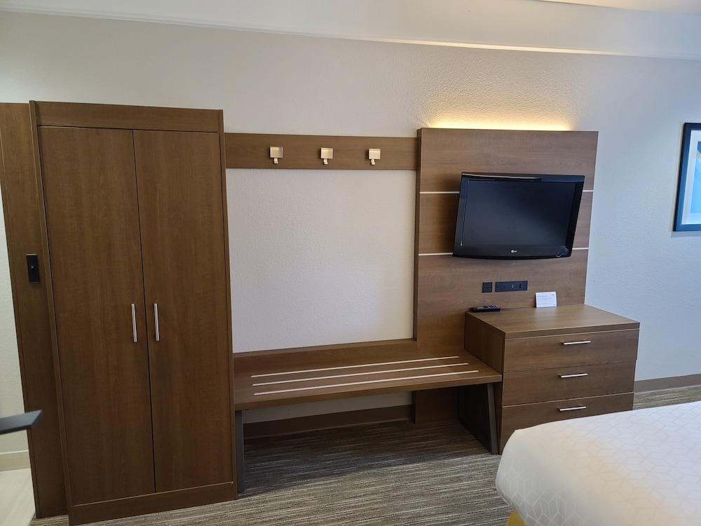Suite, 1 Bedroom, Accessible (Mobility, Accessible Tub) - Photo 2
