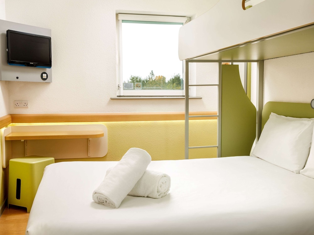 Triple Room (1 Double Bed and 1 Single Bunk Bed) photo 2