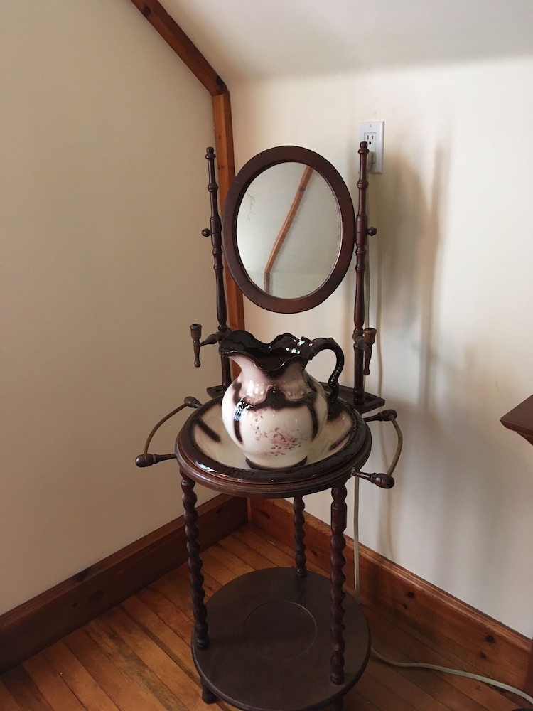 SAWYER ROOM photo 3